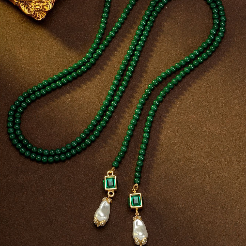 Parure de collier perles et de boucles d'oreilles émeraude en sucre d'époque médiévale