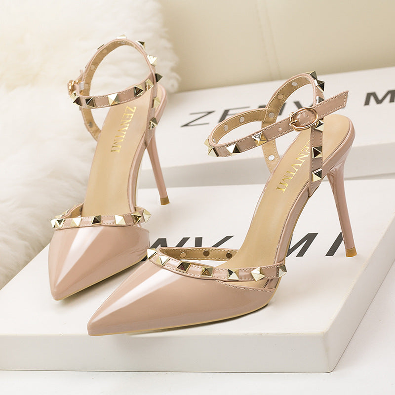 Simple rivet hollow word with high heels