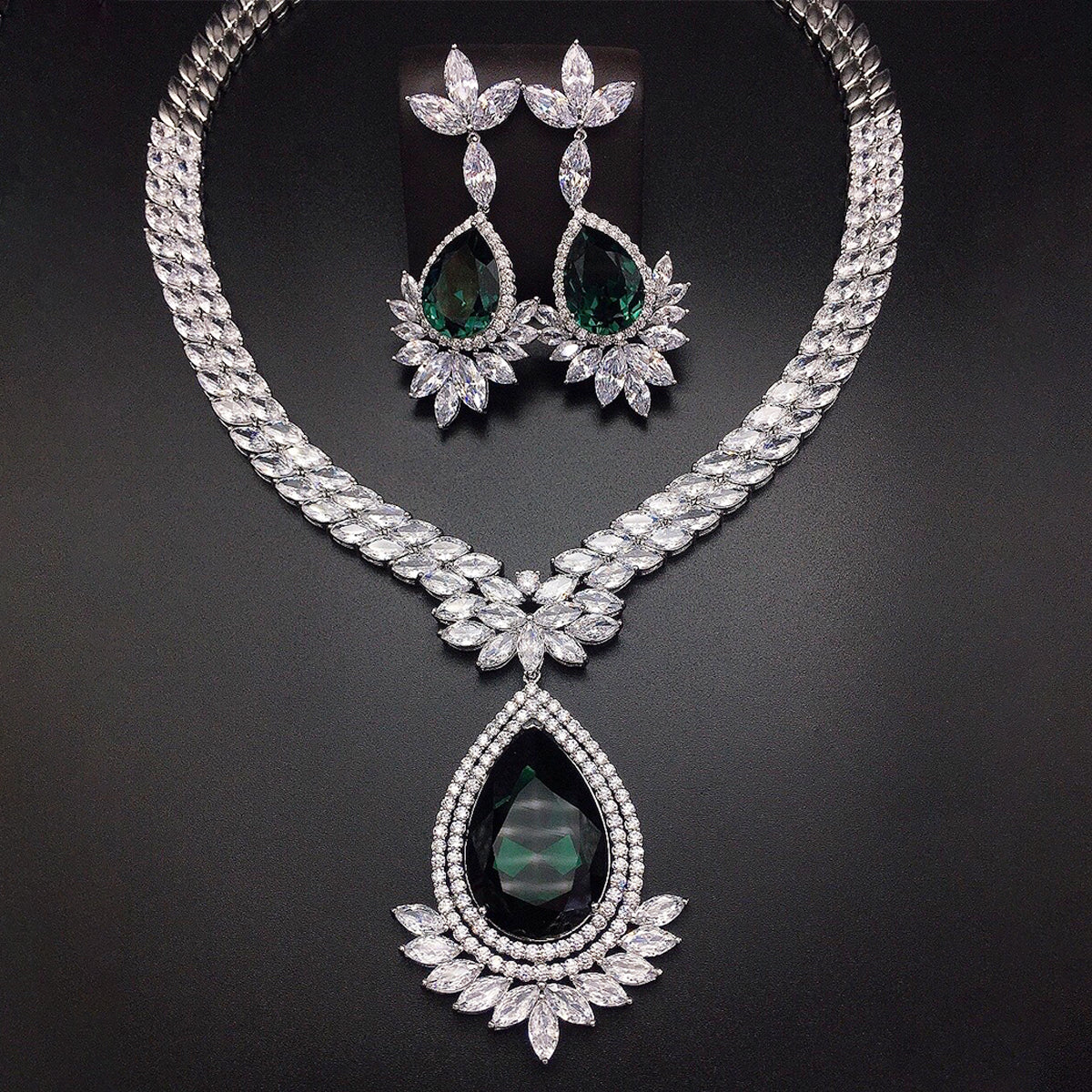 Parure Collier et Boucles d'Oreilles Cristal Vert Émeraude Royal