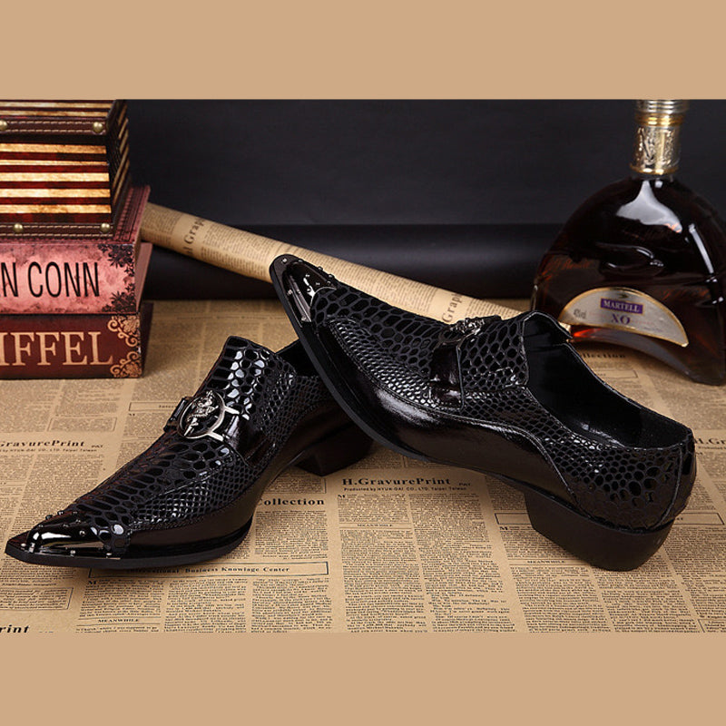 Black pointed men's dress shoes business shoes