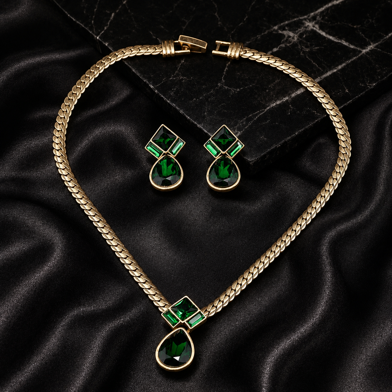 Parure Collier et Boucles d'Oreilles Goutte Émeraude de Luxe