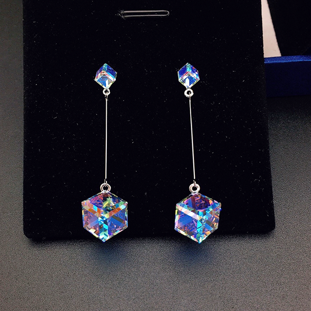 Boucles d'oreilles pendantes linéaires élégantes en cristal hexagonal bleu pour femmes
