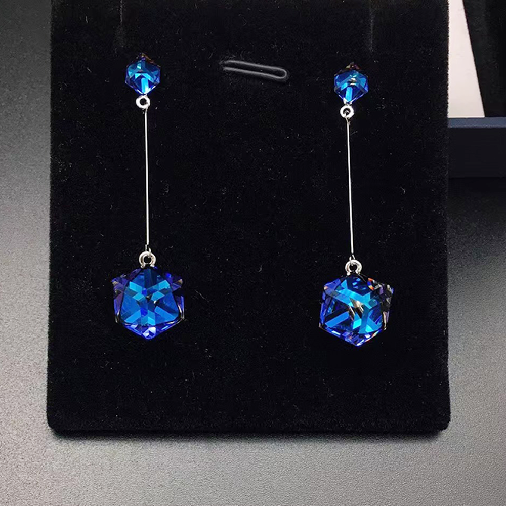 Boucles d'oreilles pendantes linéaires élégantes en cristal hexagonal bleu pour femmes