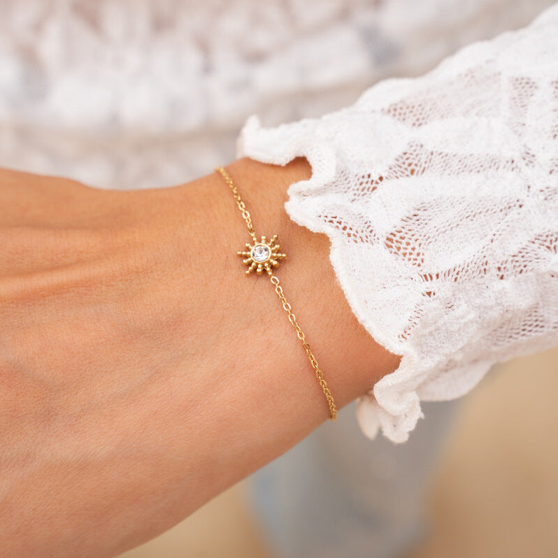 Light luxury zircon gold-plated bracelet.