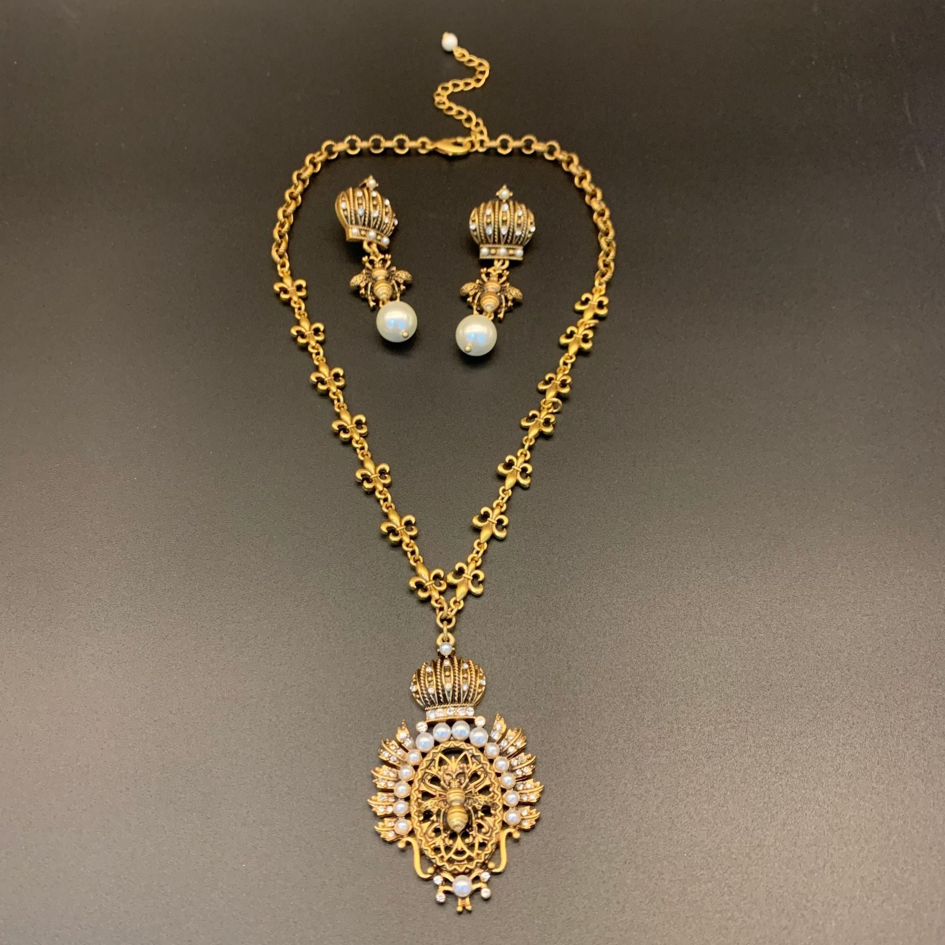 New Crown Bee Pearl Gem Necklace