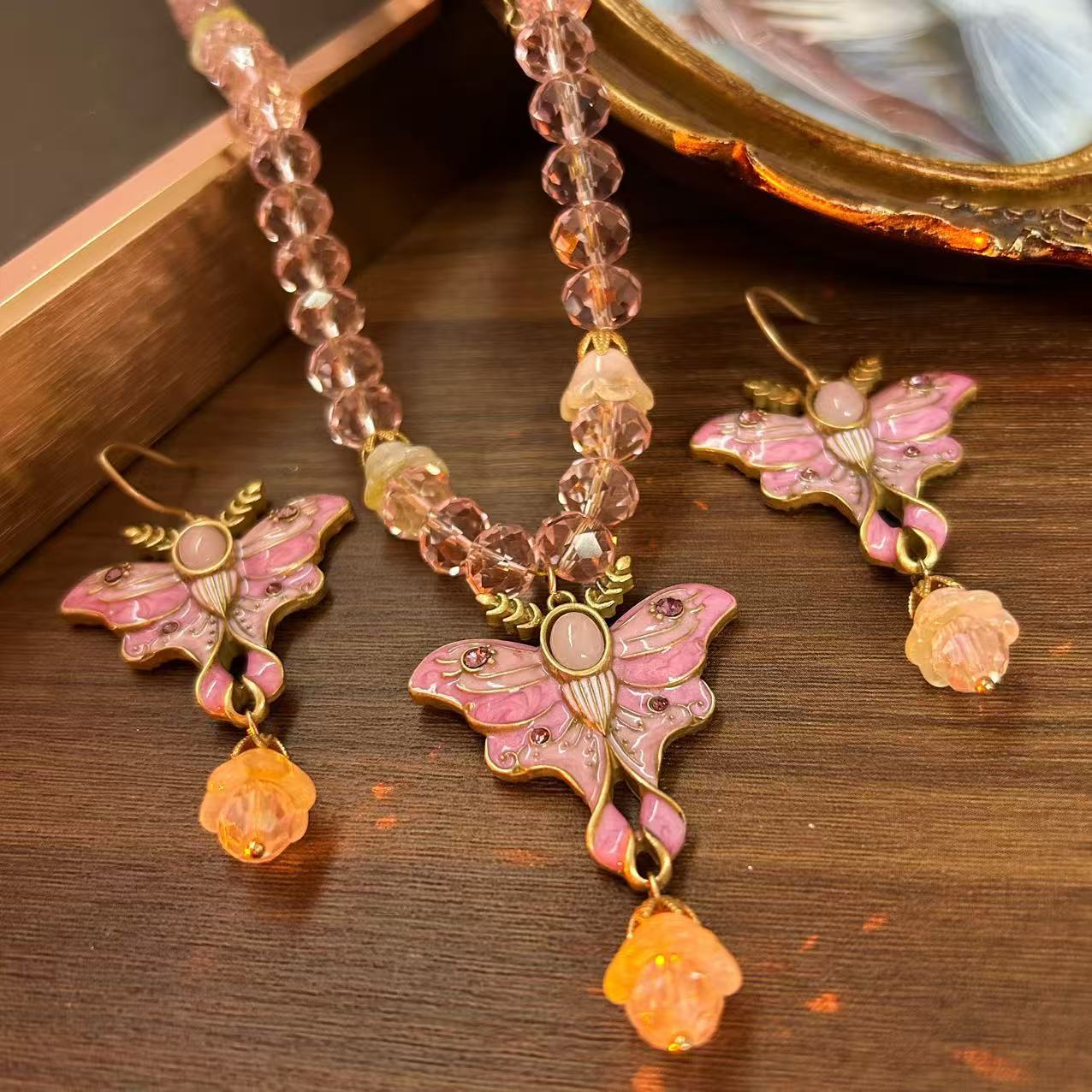 Ensemble Collier et Boucles d'Oreilles Émail Papillon Rose Médiéval