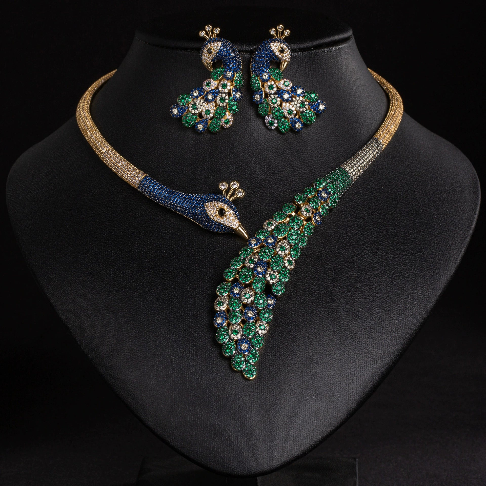 Parure Collier Boucles d'Oreilles Paon Entièrement Ornée de Diamants et Pierres Précieuses Colorées