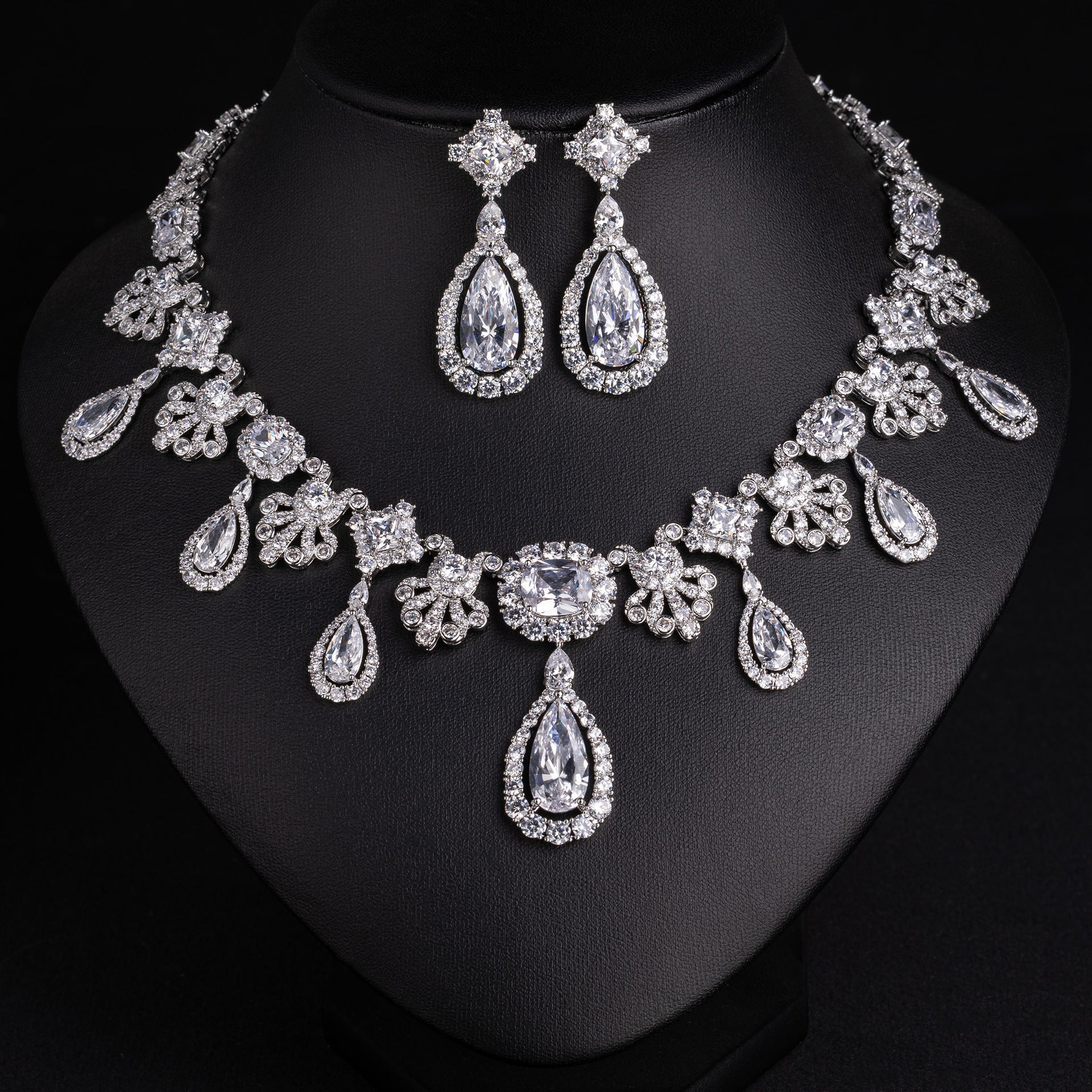 Ensemble collier et boucles d'oreilles goutte d'eau diamant de luxe pour l'industrie lourde