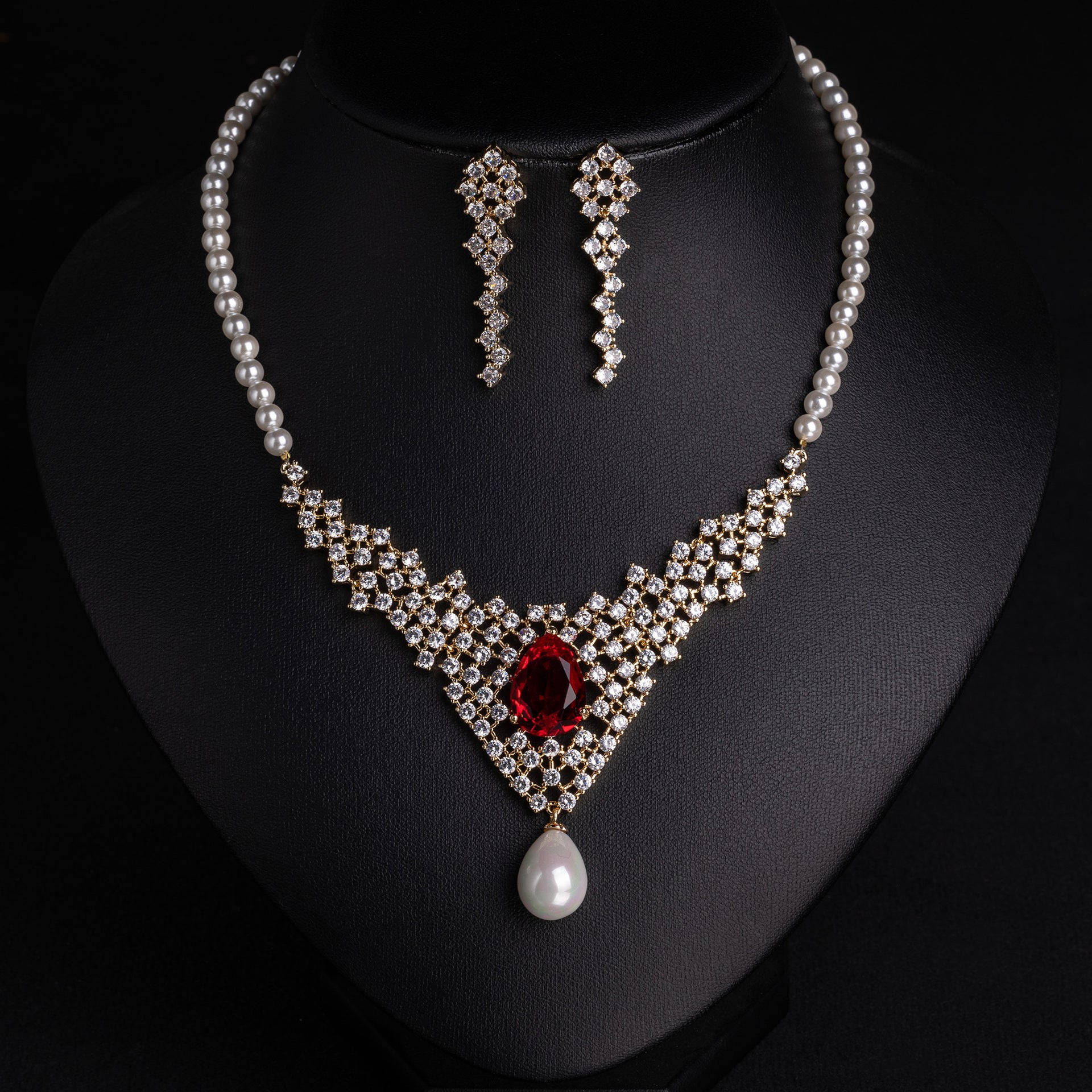 Parure collier et boucles d'oreilles de luxe perle et cristal rouge rubis