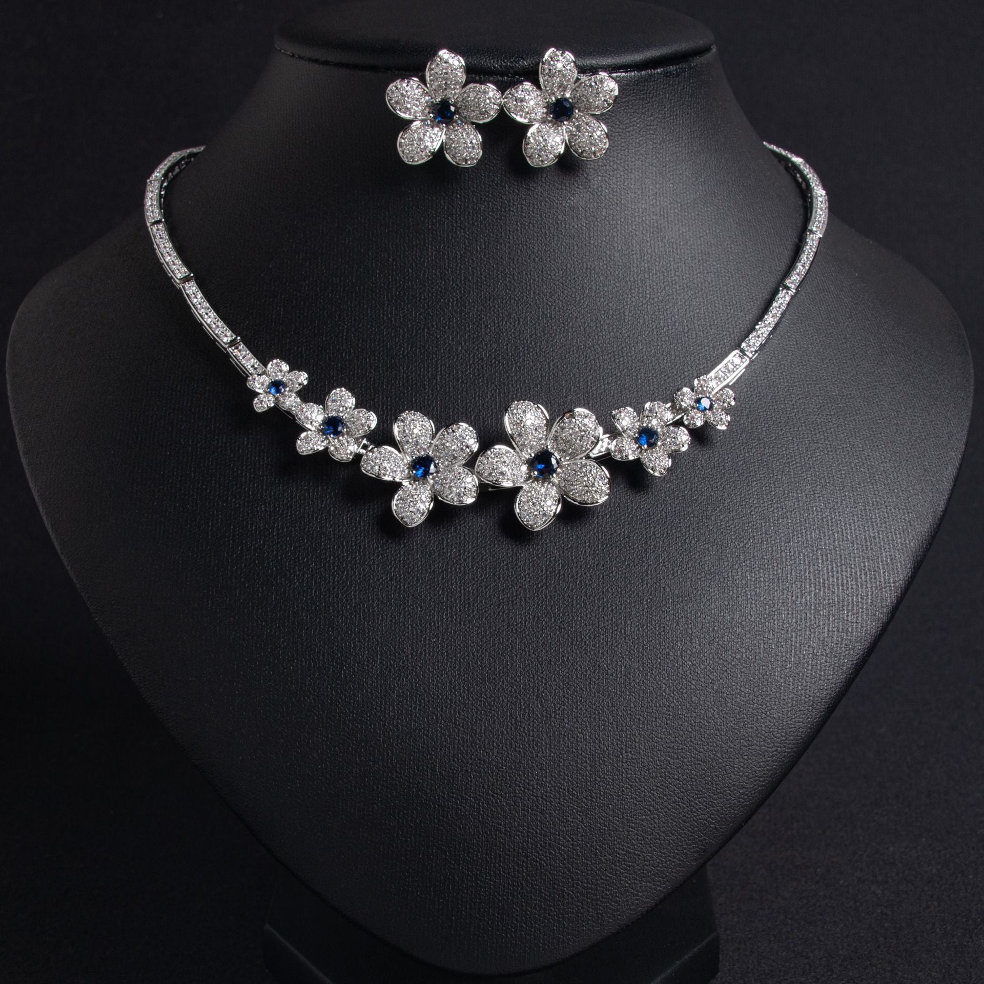 Luxury Emerald Green Floral Necklace Set for Women – Sparkling Flower Jewelry with Matching Earrings