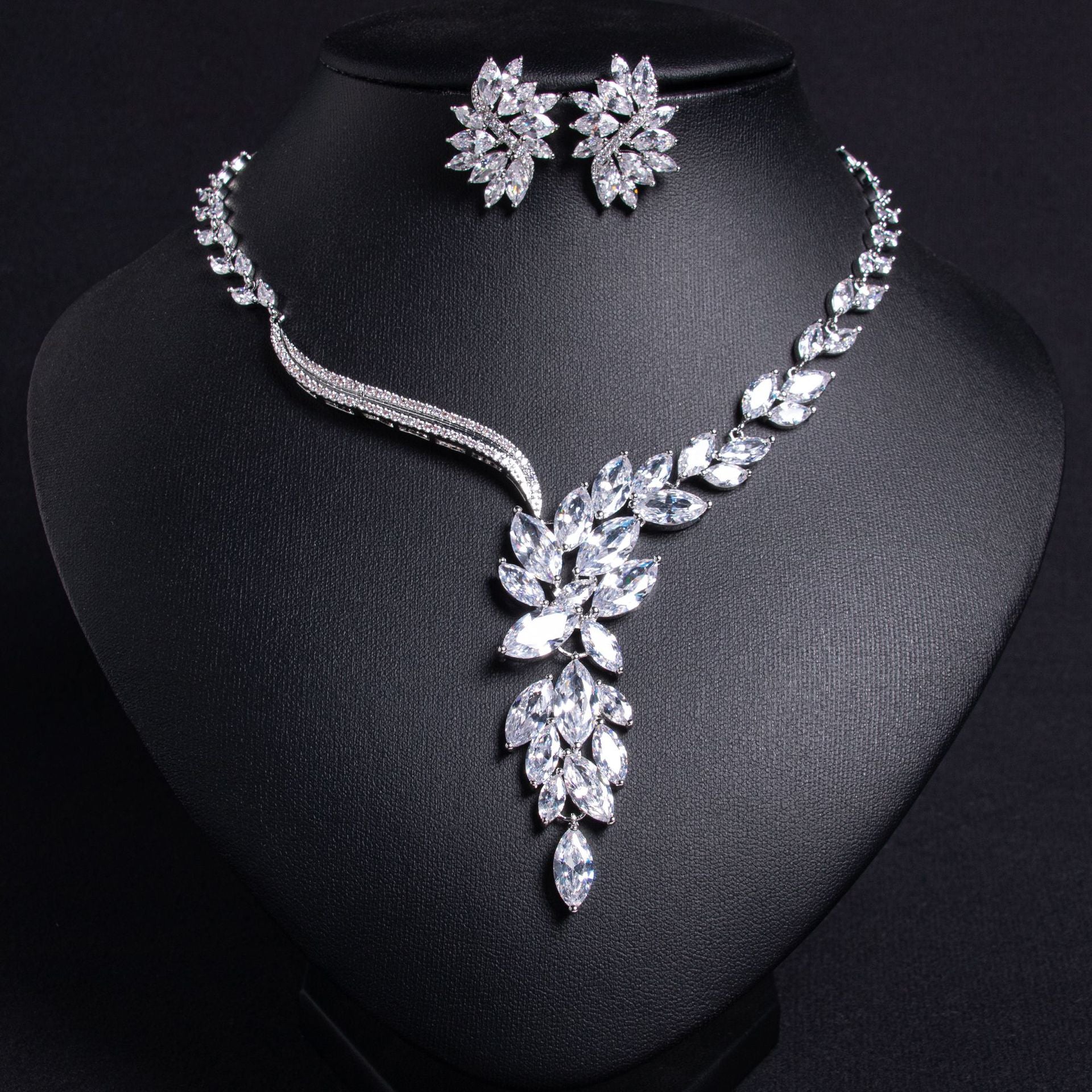 Luxury White Pearl & Emerald Green Jewelry Set for Women – Necklace Bracelet and Matching Earrings