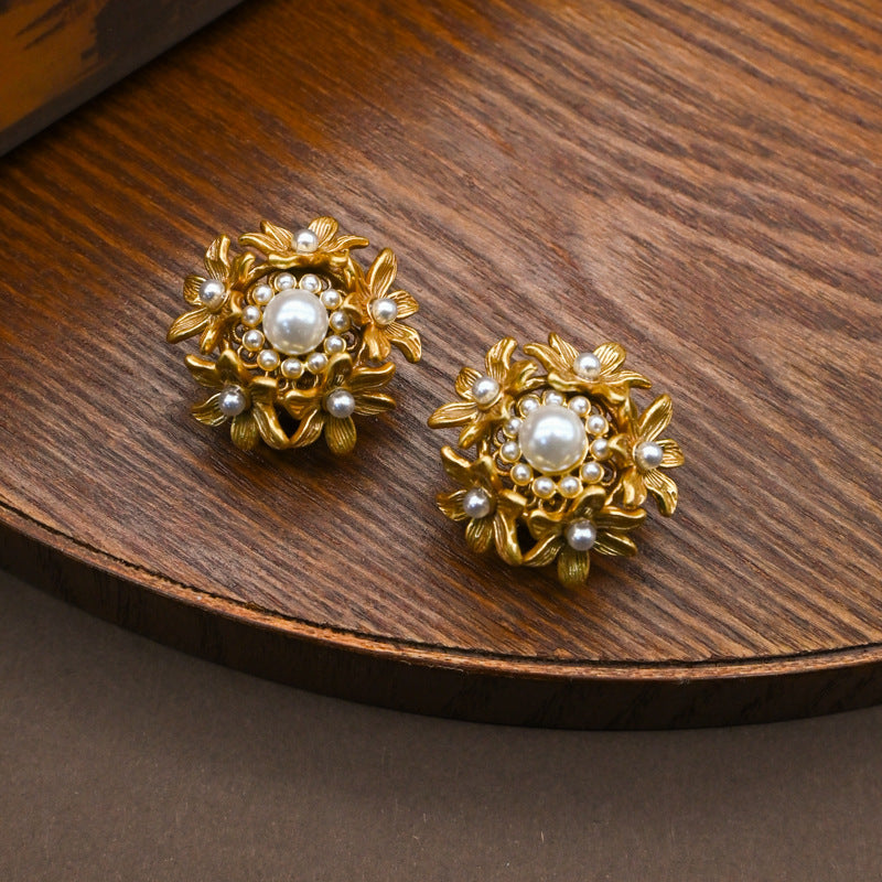 Premium retro three-dimensional hollow flower pearl stud earrings