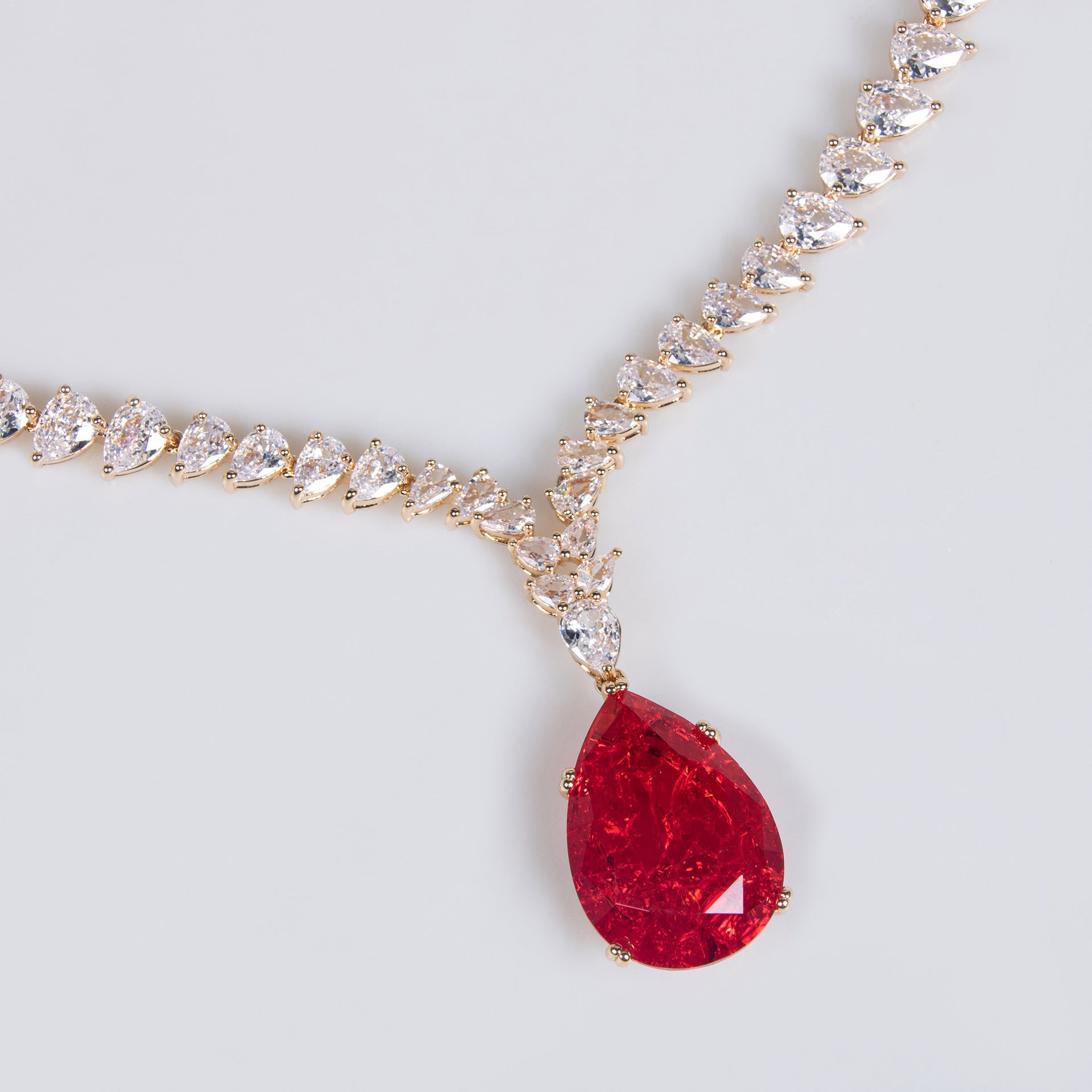 Parure collier et boucles d'oreilles goutte rubis luxe pour tenue de soirée
