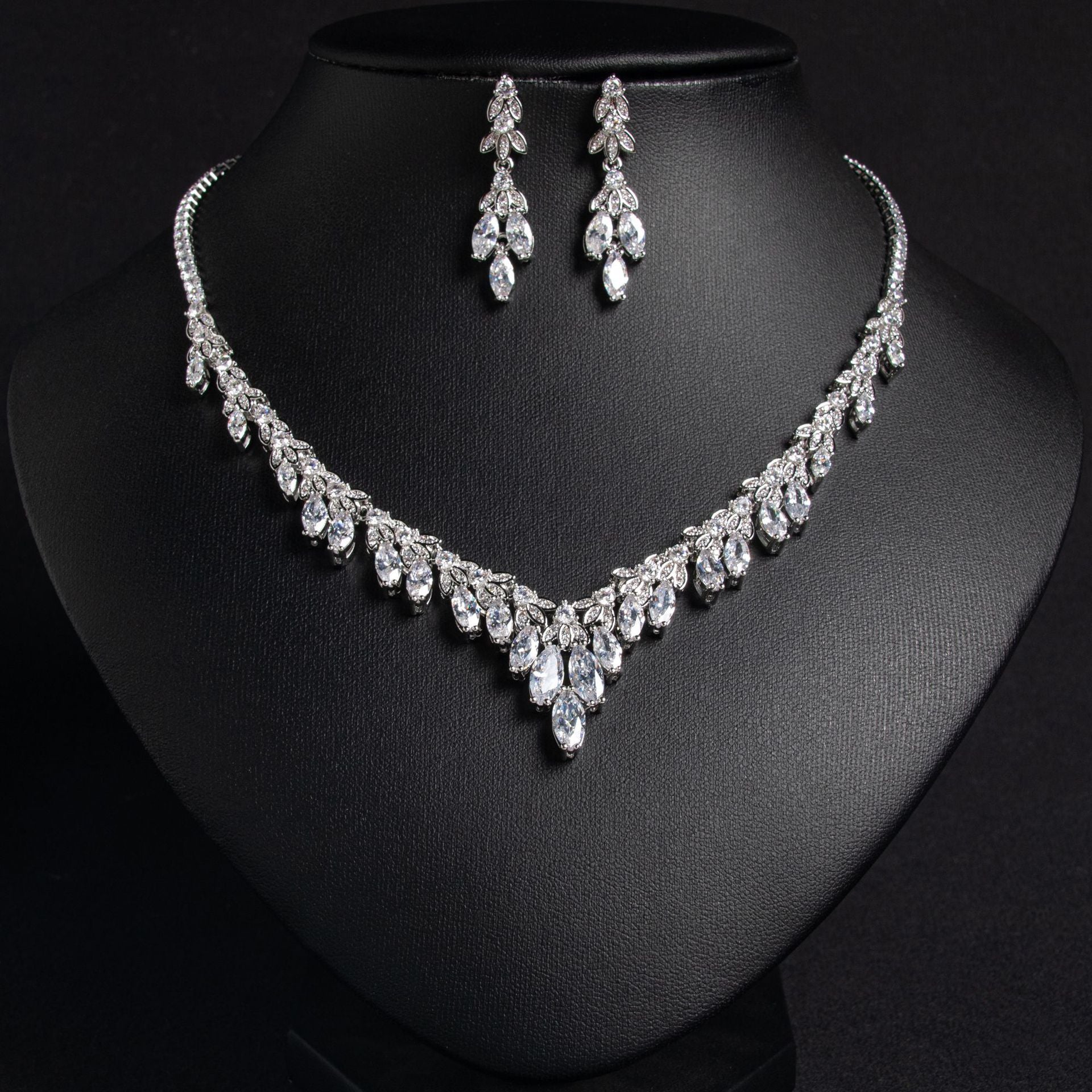 Parure Collier en V et Boucles d'Oreilles Cristal Rubis de Luxe