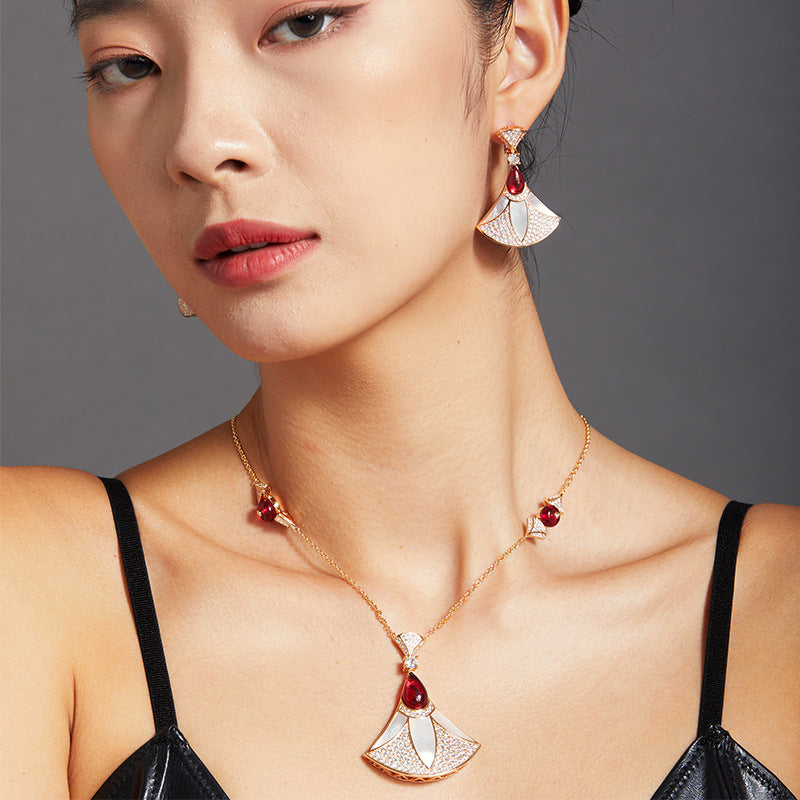 Copper gold-plated white shell small skirt gemstone necklace