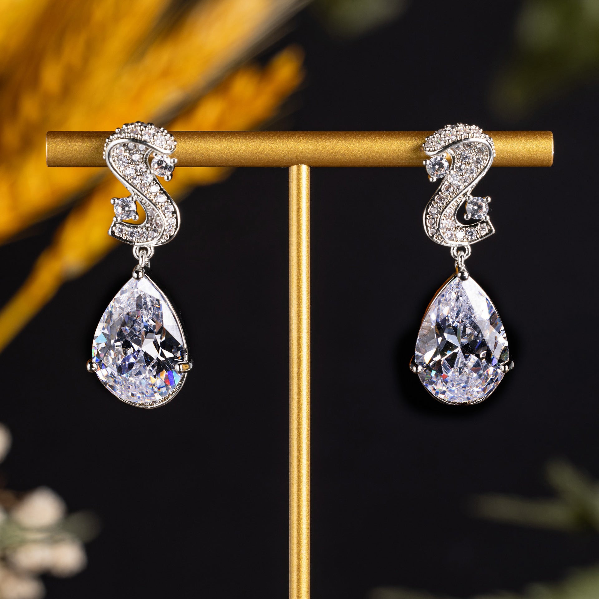 Luxury Red Crystal Teardrop Earrings for Women – Elegant Statement Jewelry