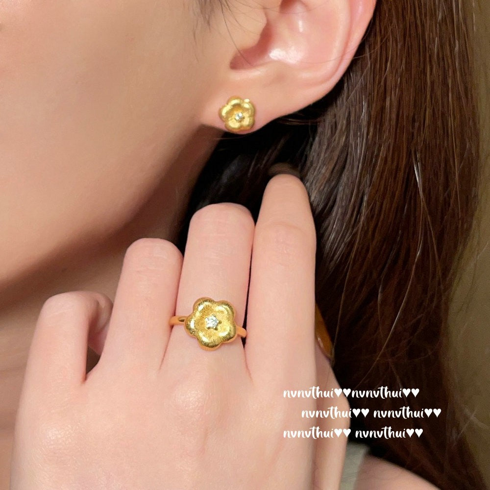 Vintage gold-plated brushed flower necklace