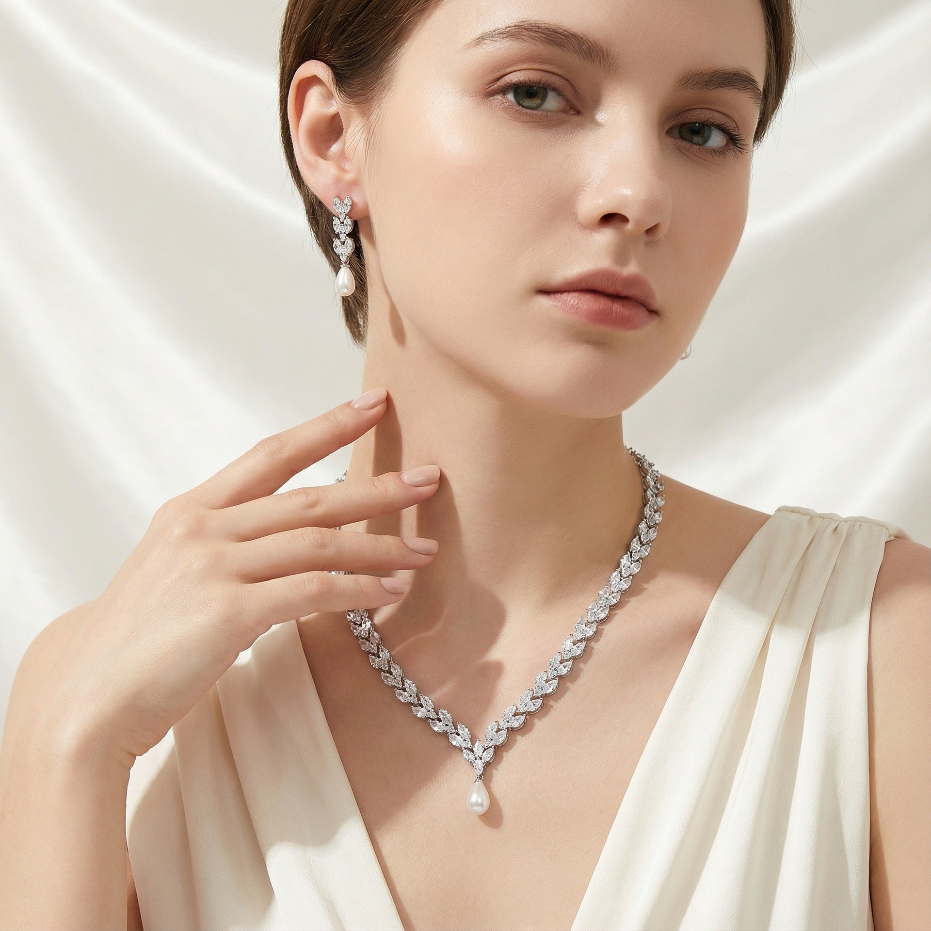 Elegant Pearl Drop Jewelry Set – Gold Tone Crystal Necklace Earrings