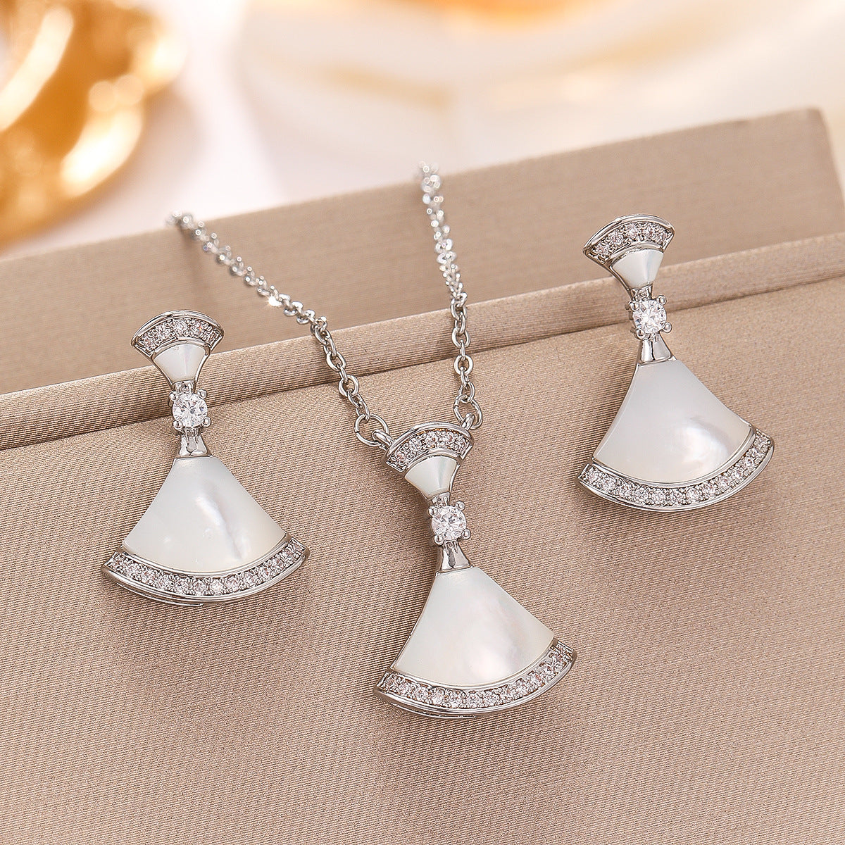 Small skirt white fritillary necklace