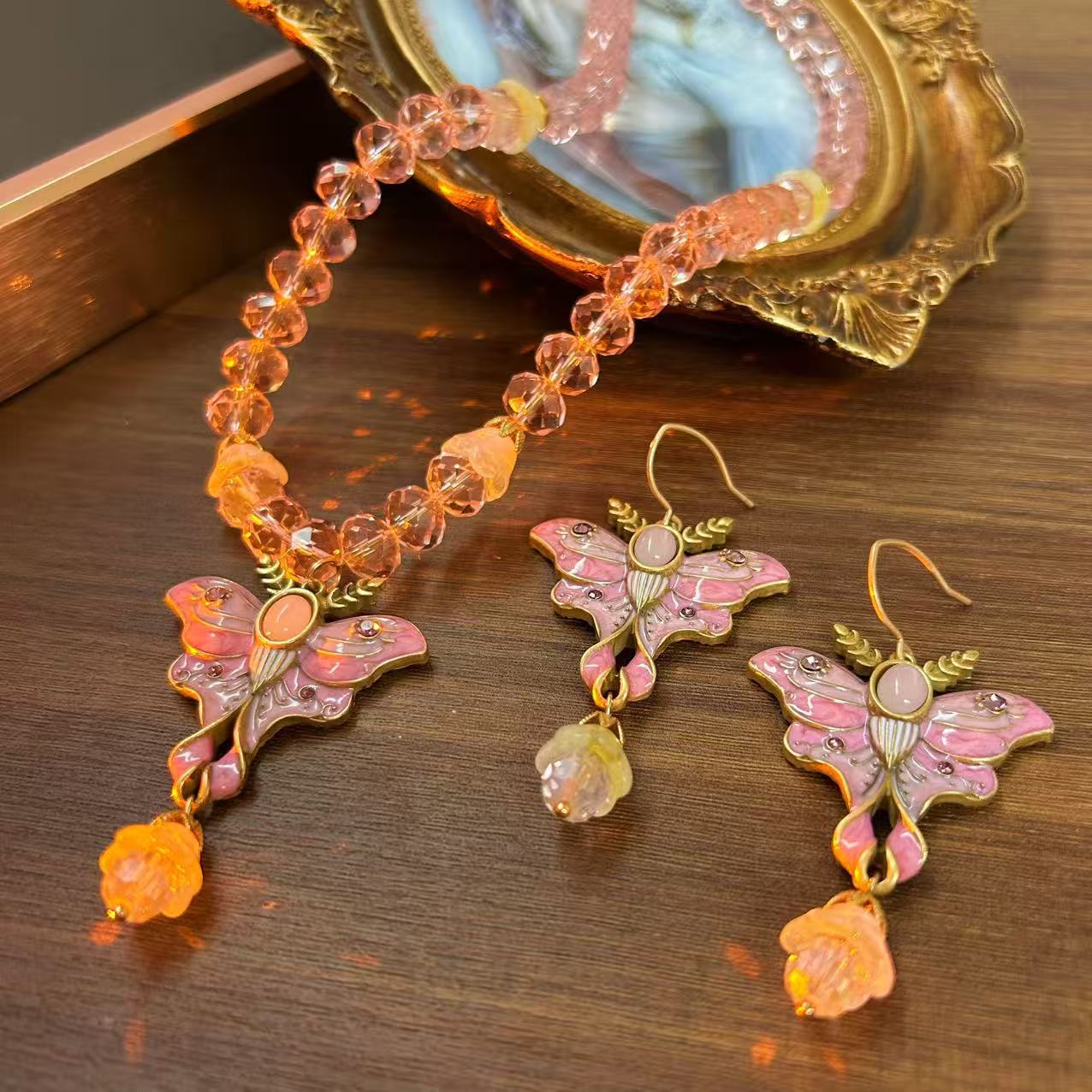 Ensemble Collier et Boucles d'Oreilles Émail Papillon Rose Médiéval