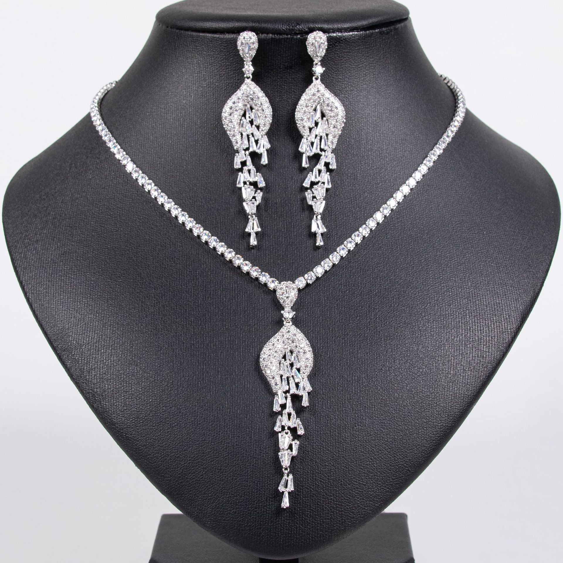 Elegant Gold Tassel Necklace Set – Sparkling Crystal Earrings Jewelry
