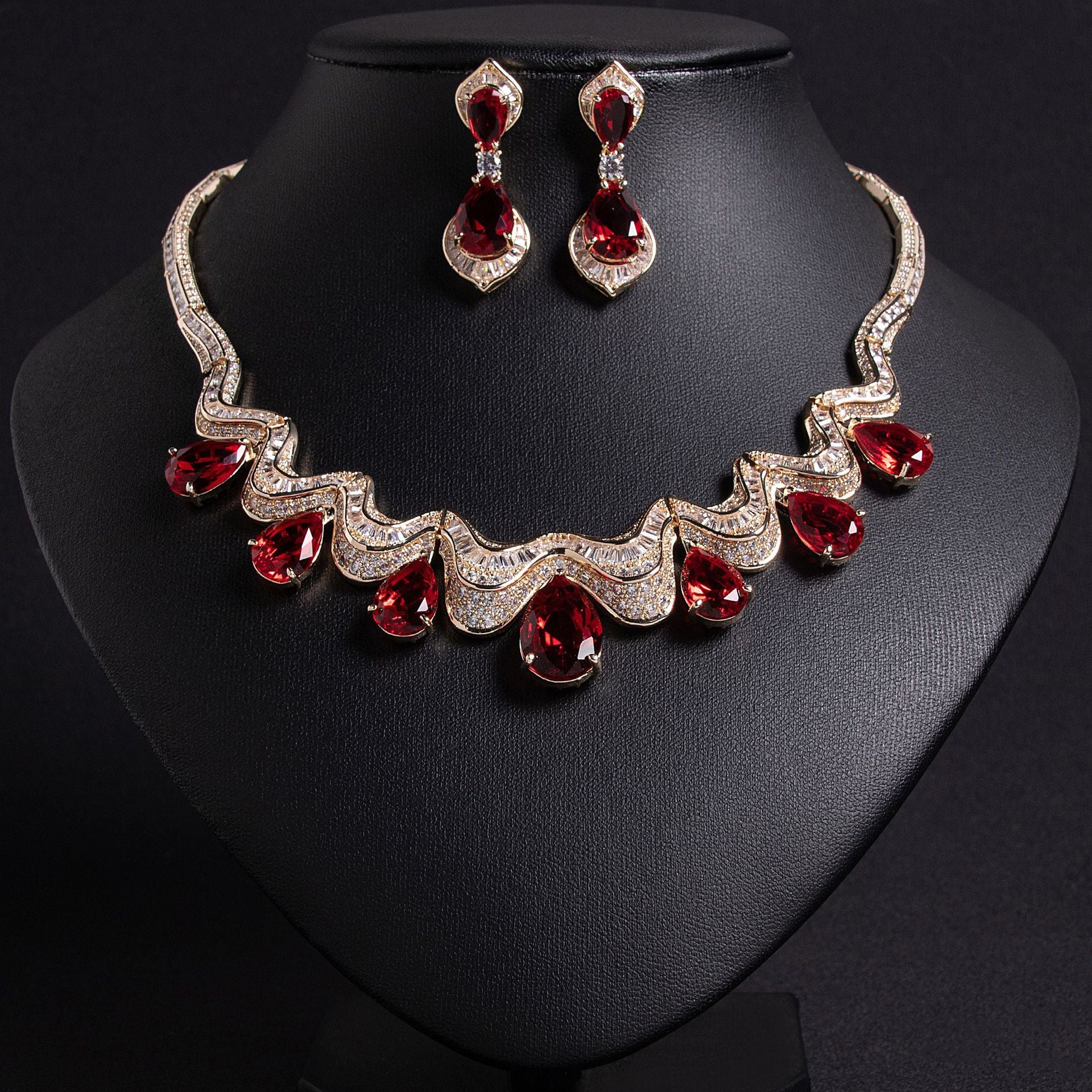 Parure de collier plastron élégante avec cristaux d'émeraude et vagues