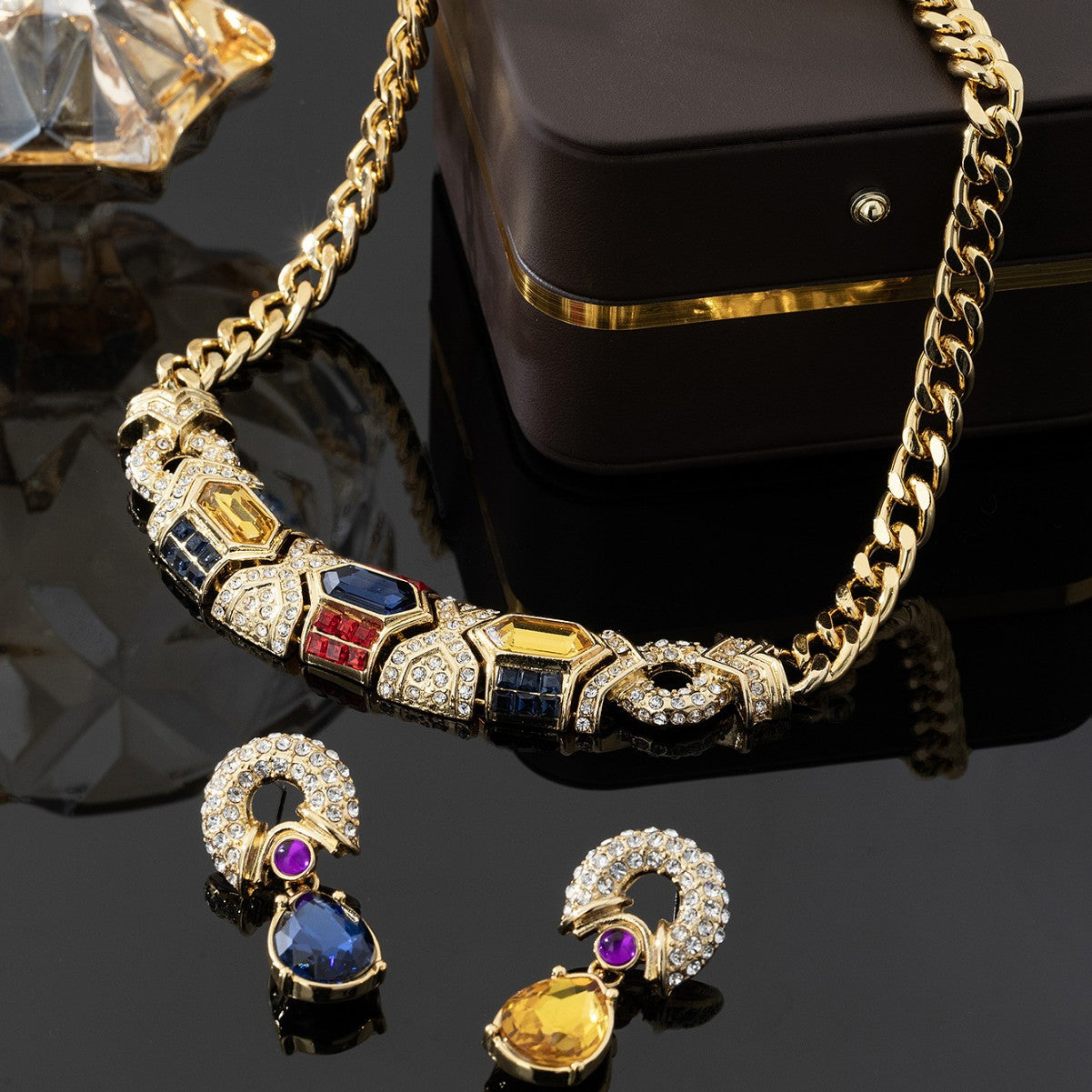 Ensemble collier et boucles d'oreilles de luxe léger rétro médiéval exagéré et magnifique, de style classique
