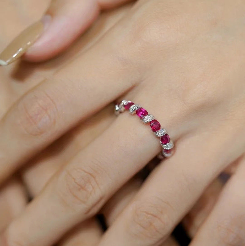 Bague empilable minimaliste en cristal rubis