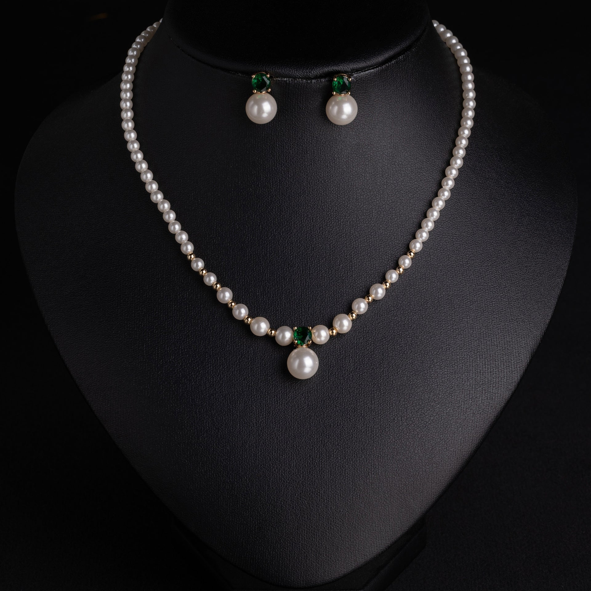 Elegant Pearl Emerald Necklace Earrings Set – Classic Jewelry for Women