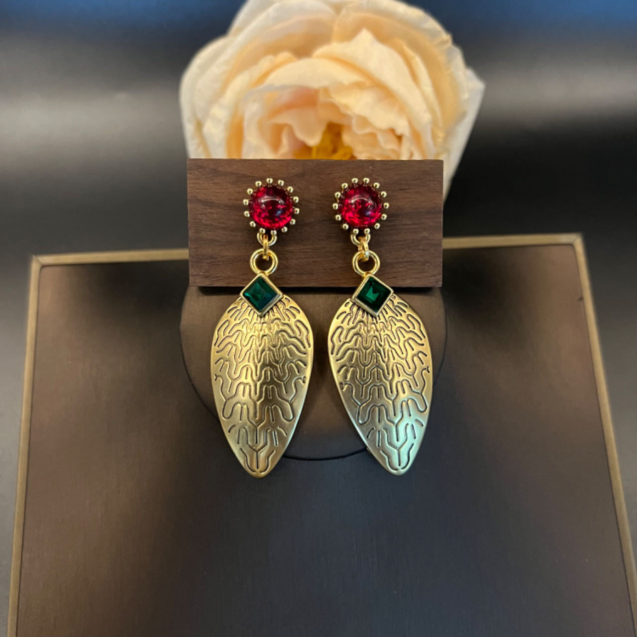 Freshwater pearl enamel relief leaf zircon necklace series