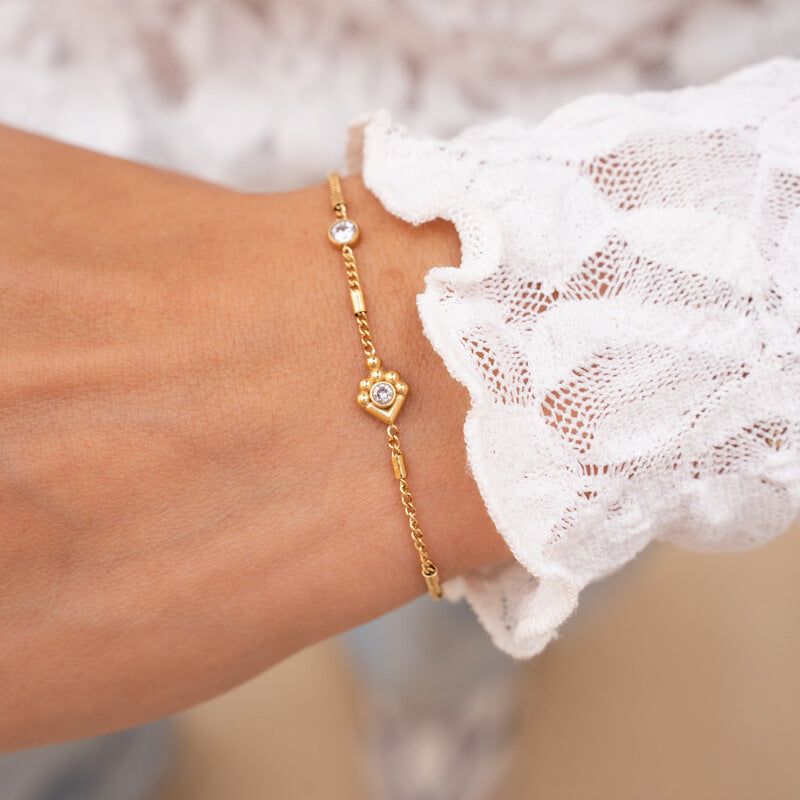 Light luxury zircon gold-plated bracelet.