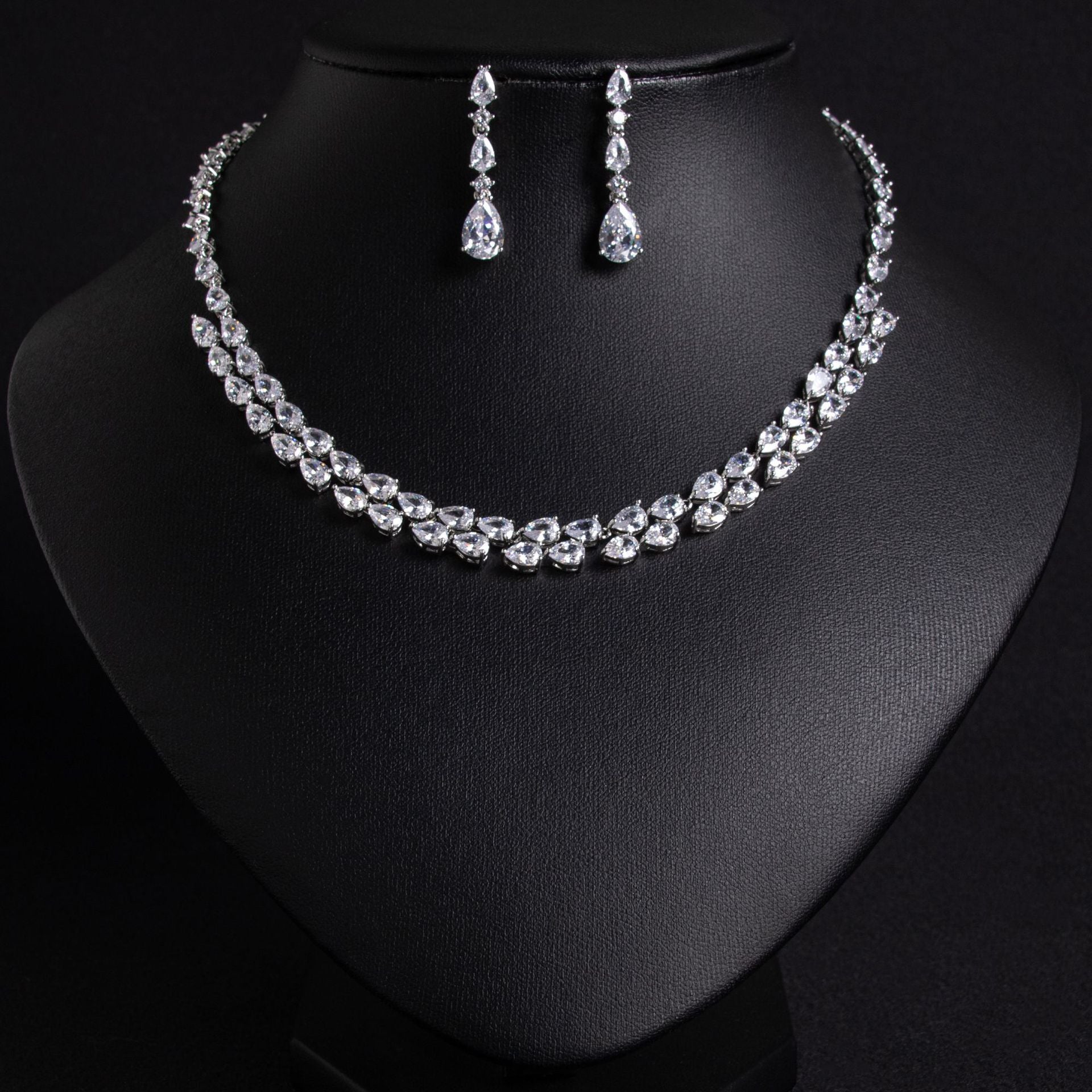 Emerald Green Teardrop Jewelry Set – Elegant Crystal Necklace Earrings