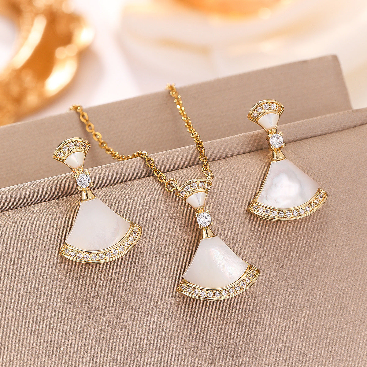 Small skirt white fritillary necklace