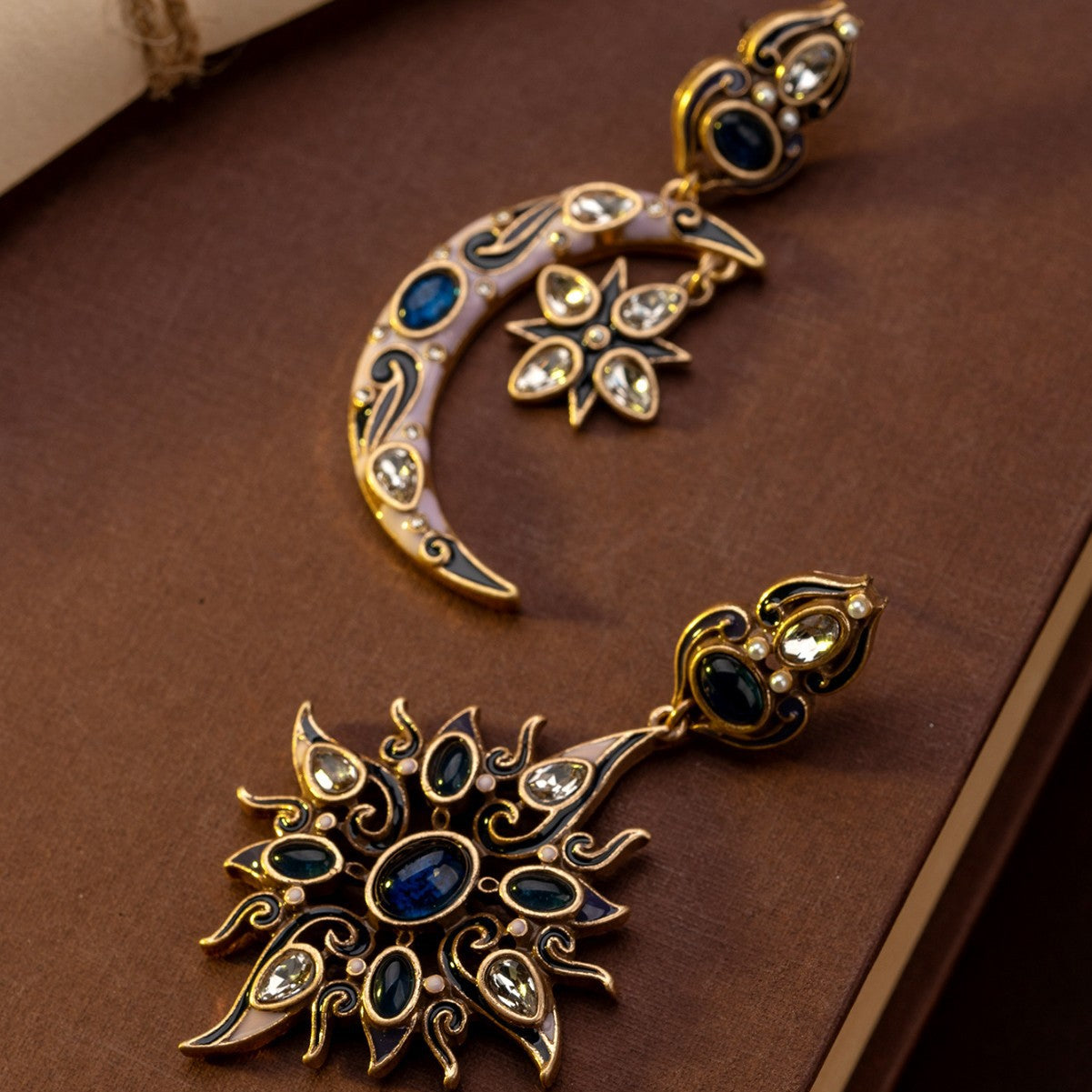 Boucles d'oreilles asymétriques médiévales, gravure lune mangue étoile