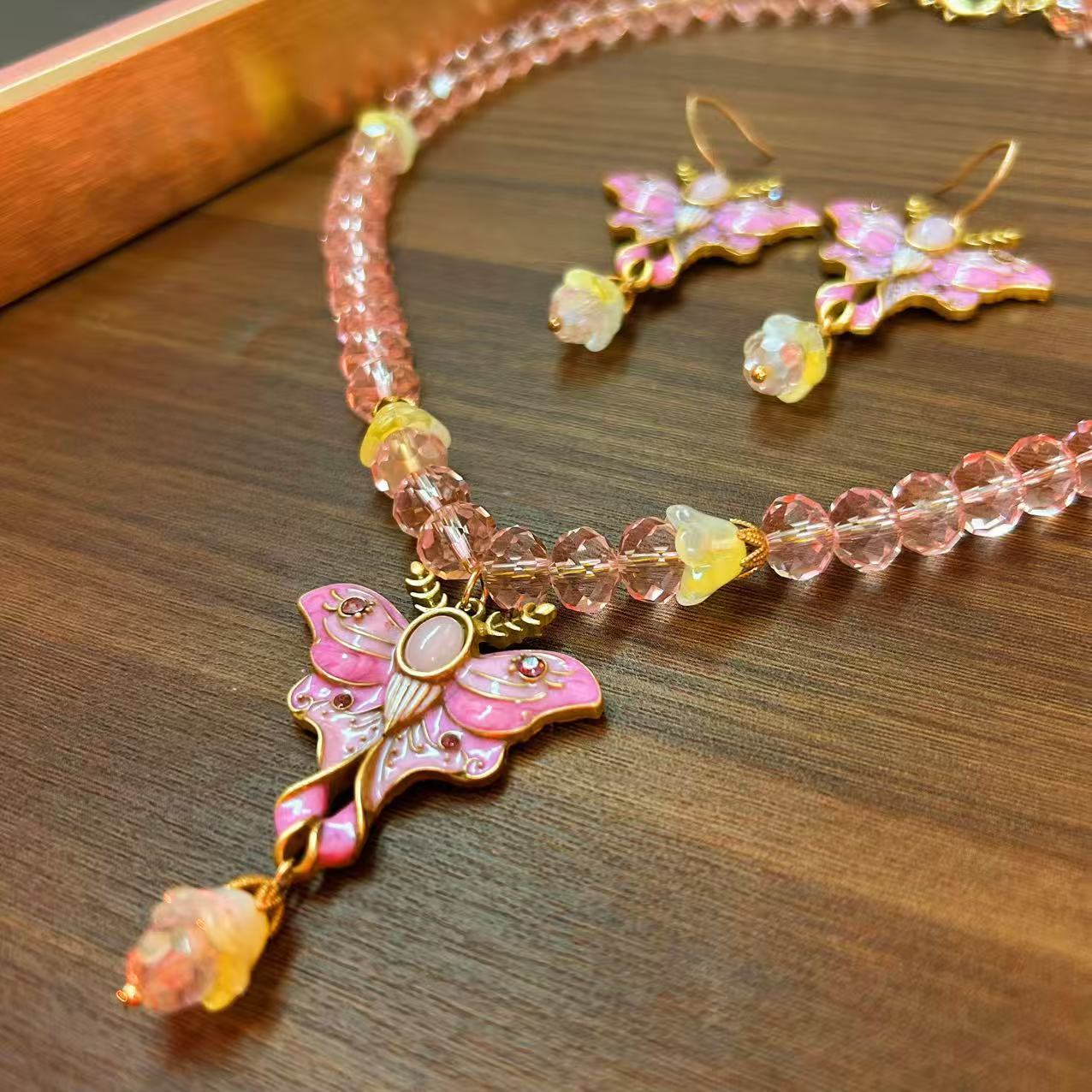 Ensemble Collier et Boucles d'Oreilles Émail Papillon Rose Médiéval