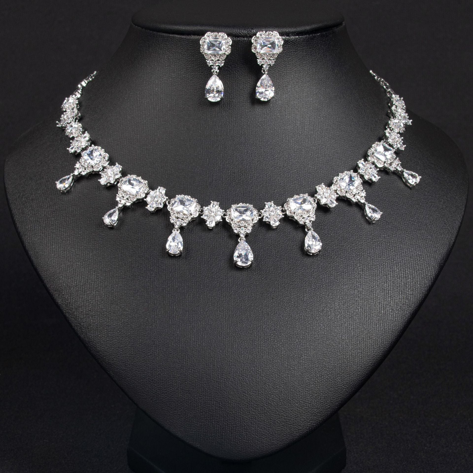 Luxury Olive Green Gemstone Necklace Set for Women – Gold Statement Jewelry with Matching Earrings