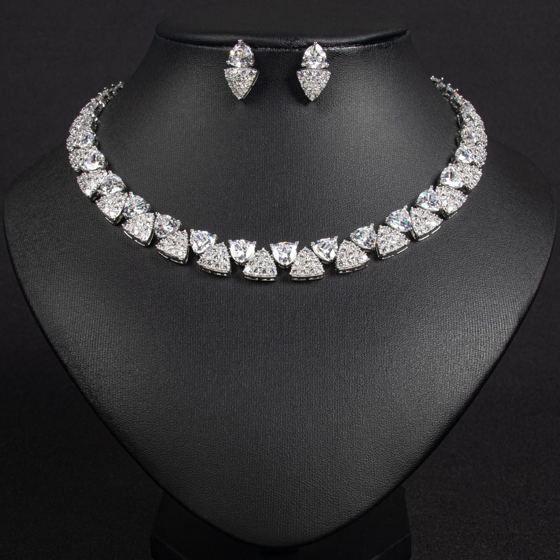Parure collier et boucles d'oreilles élégante avec gemmes triangulaires géométriques
