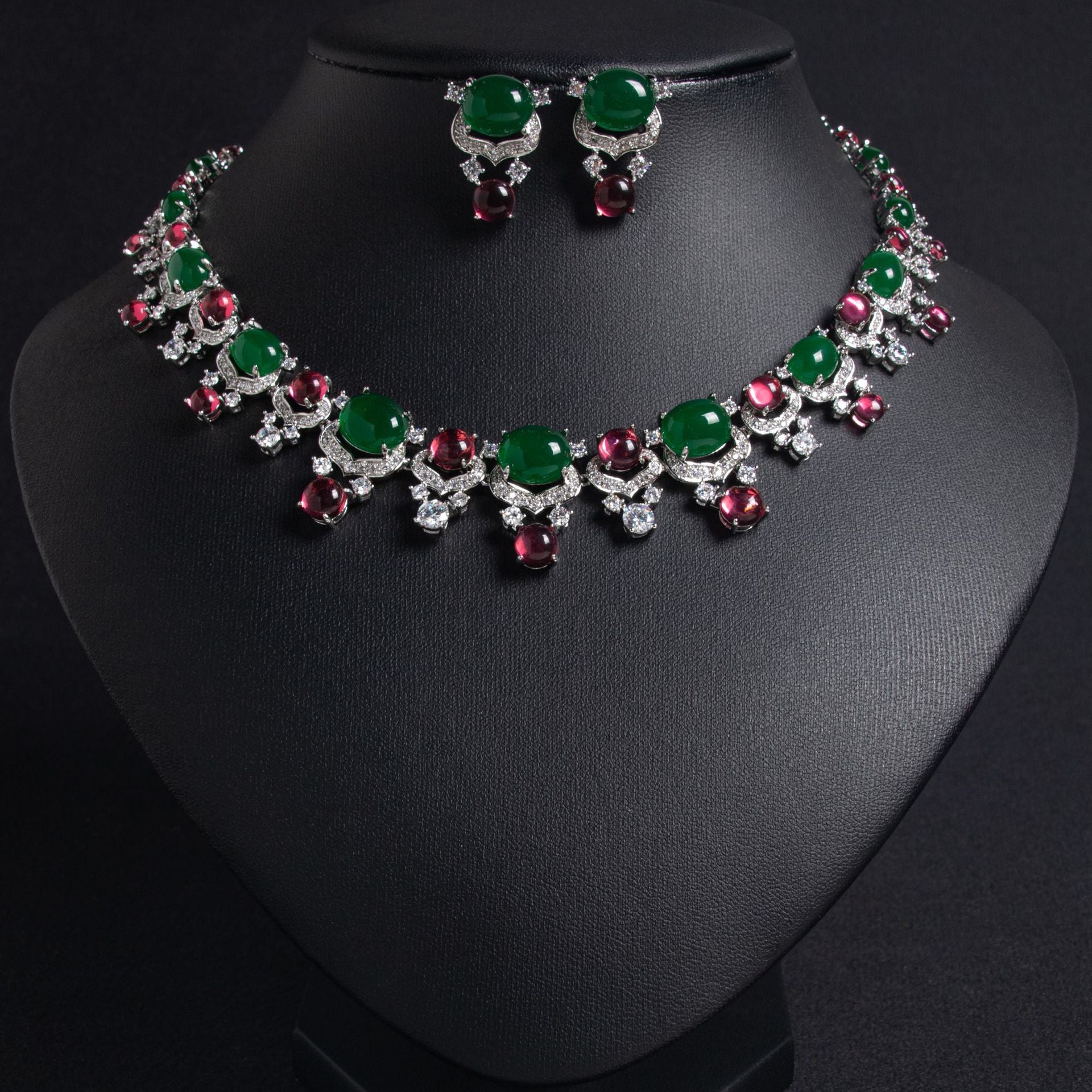 Parure collier et boucles d'oreilles de luxe en cristal vert émeraude et rouge rubis