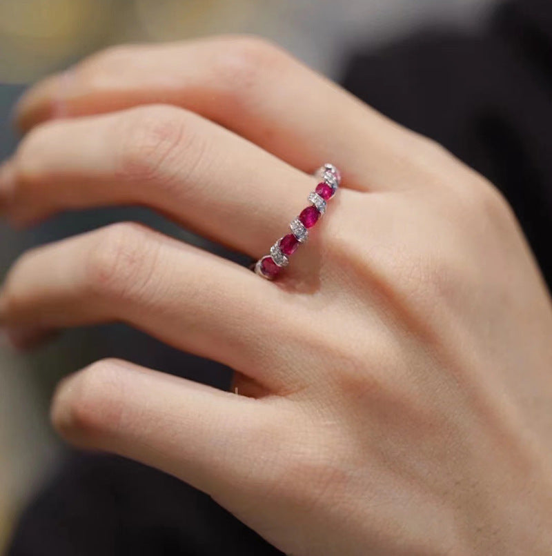 Bague empilable minimaliste en cristal rubis