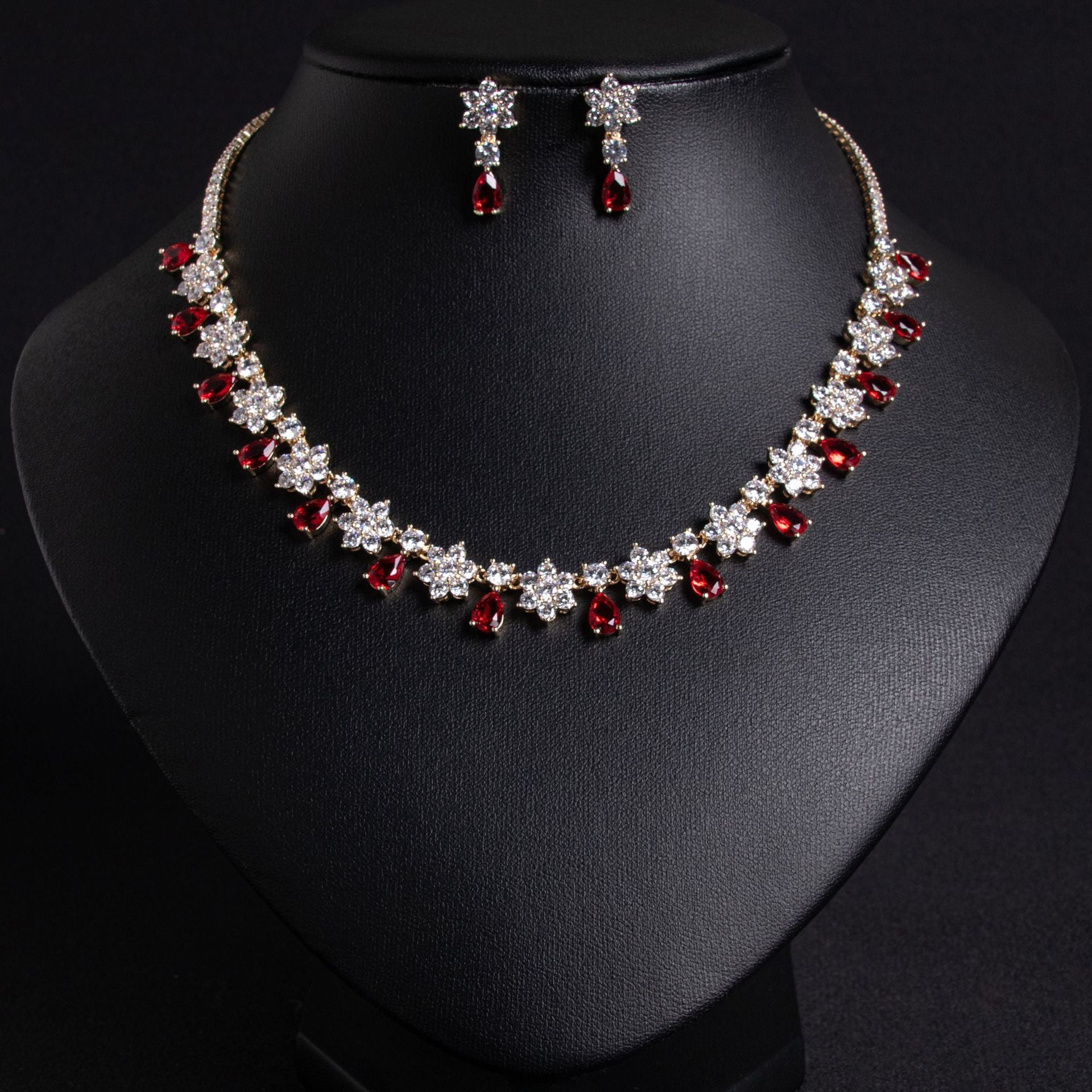 Parure collier et boucles d'oreilles élégante en cristal de rubis
