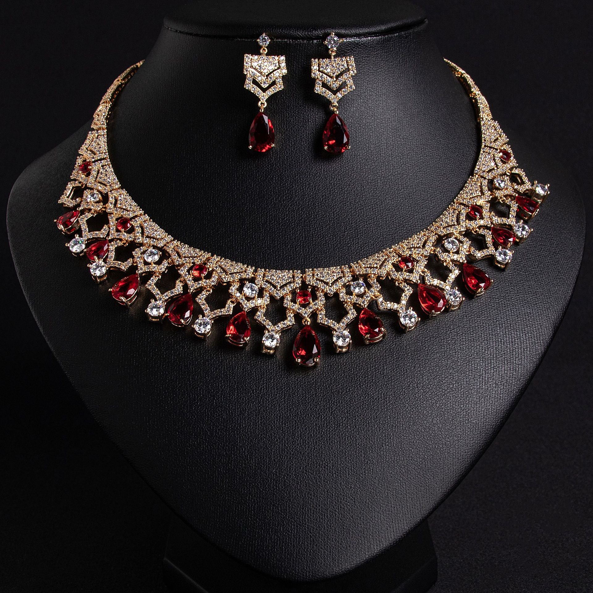 Parure de bijoux collier et boucles d'oreilles pendantes rouge rubis de luxe