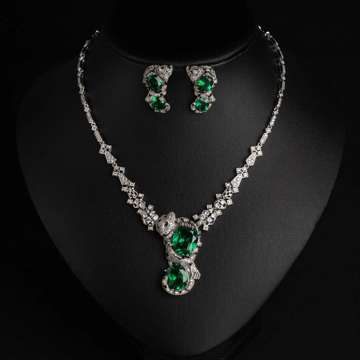 Luxury Emerald Green Leopard Necklace Set for Women – Vintage Statement Jewelry with Matching Earrings