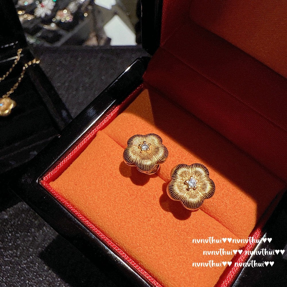 Vintage gold-plated brushed flower necklace