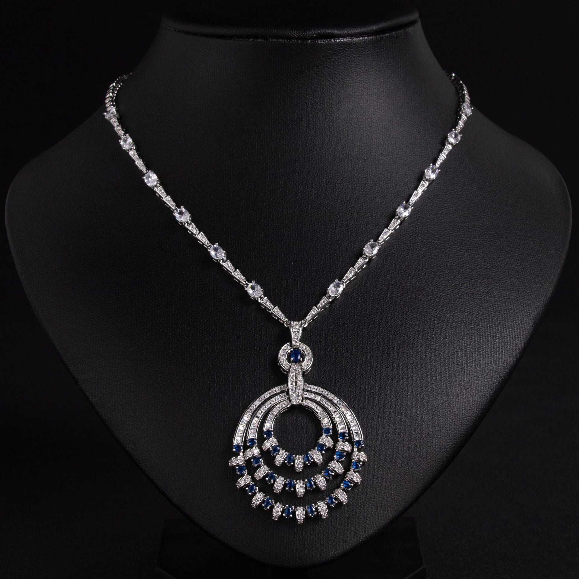 Collier plastron élégant en cristal vert émeraude pour tenue de soirée