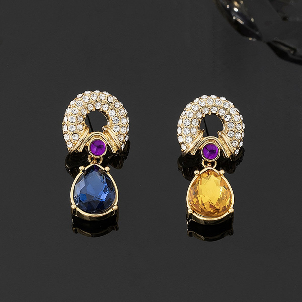 Ensemble collier et boucles d'oreilles de luxe léger rétro médiéval exagéré et magnifique, de style classique