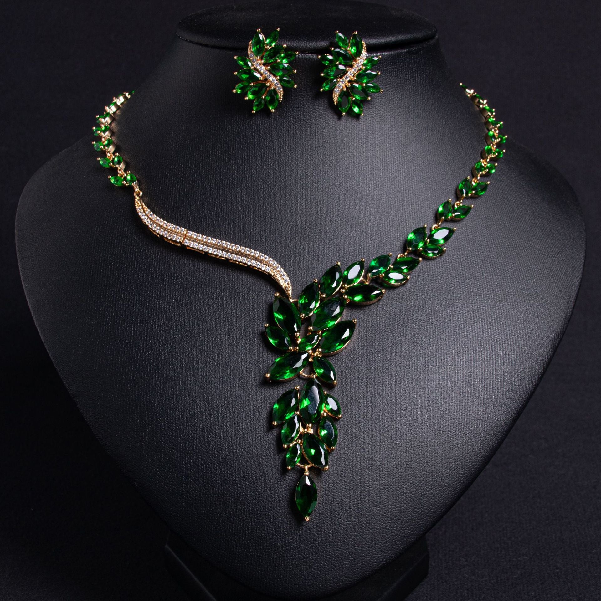 Luxury White Pearl & Emerald Green Jewelry Set for Women – Necklace Bracelet and Matching Earrings