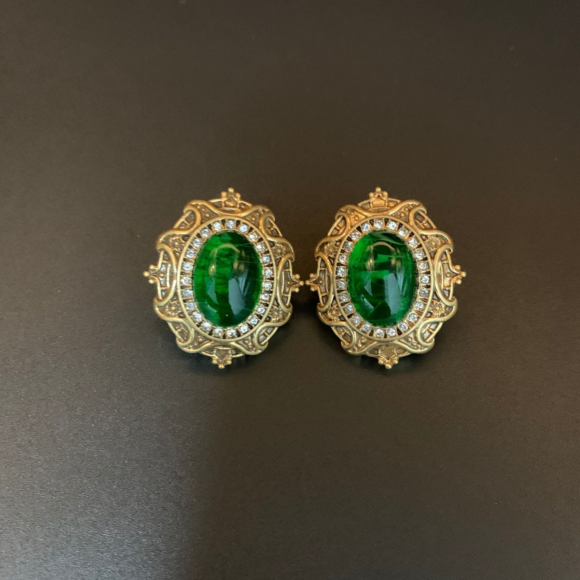 Vintage green resin old earrings