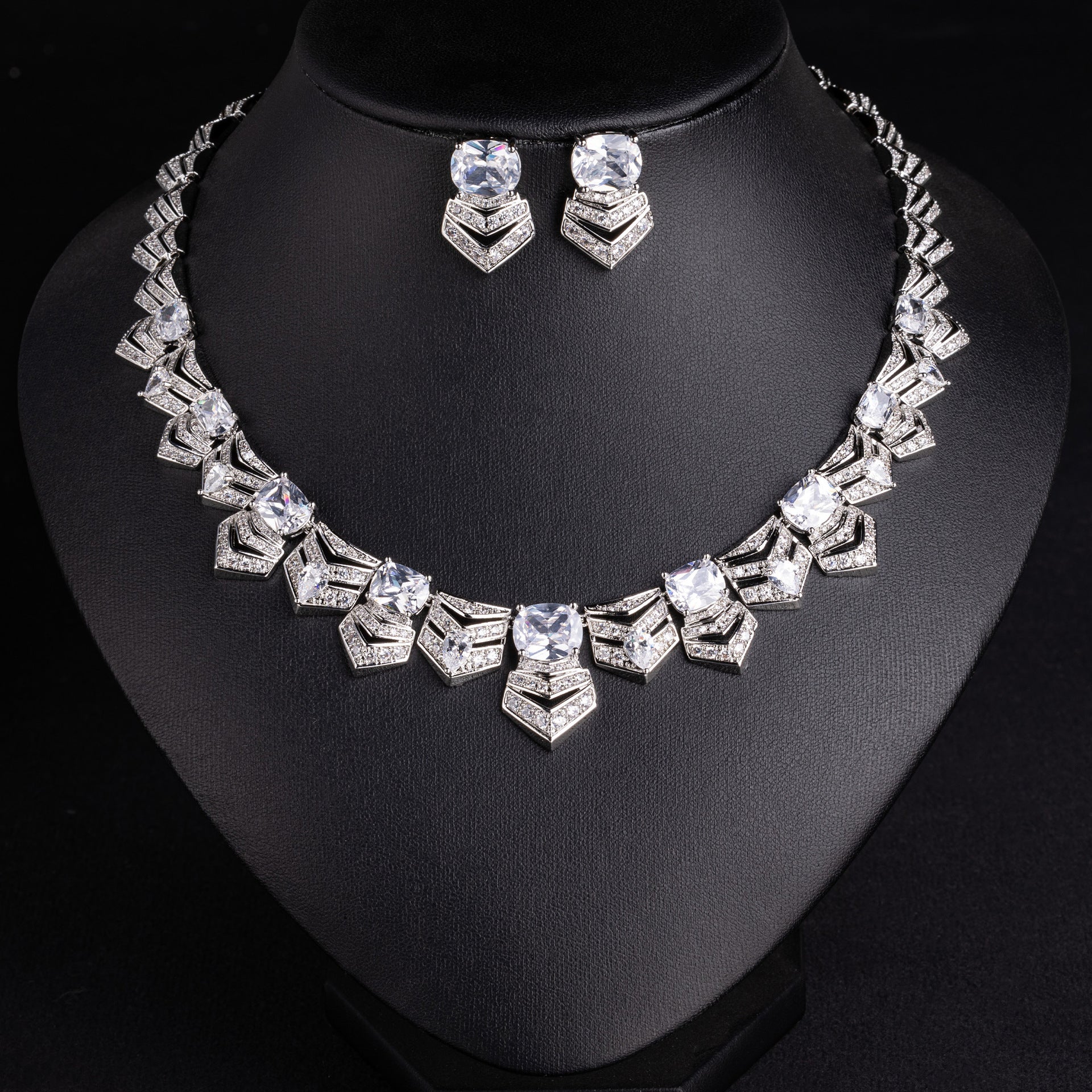 Luxury Emerald Green Crystal Necklace Set for Women – Royal Style Statement Jewelry with Earrings