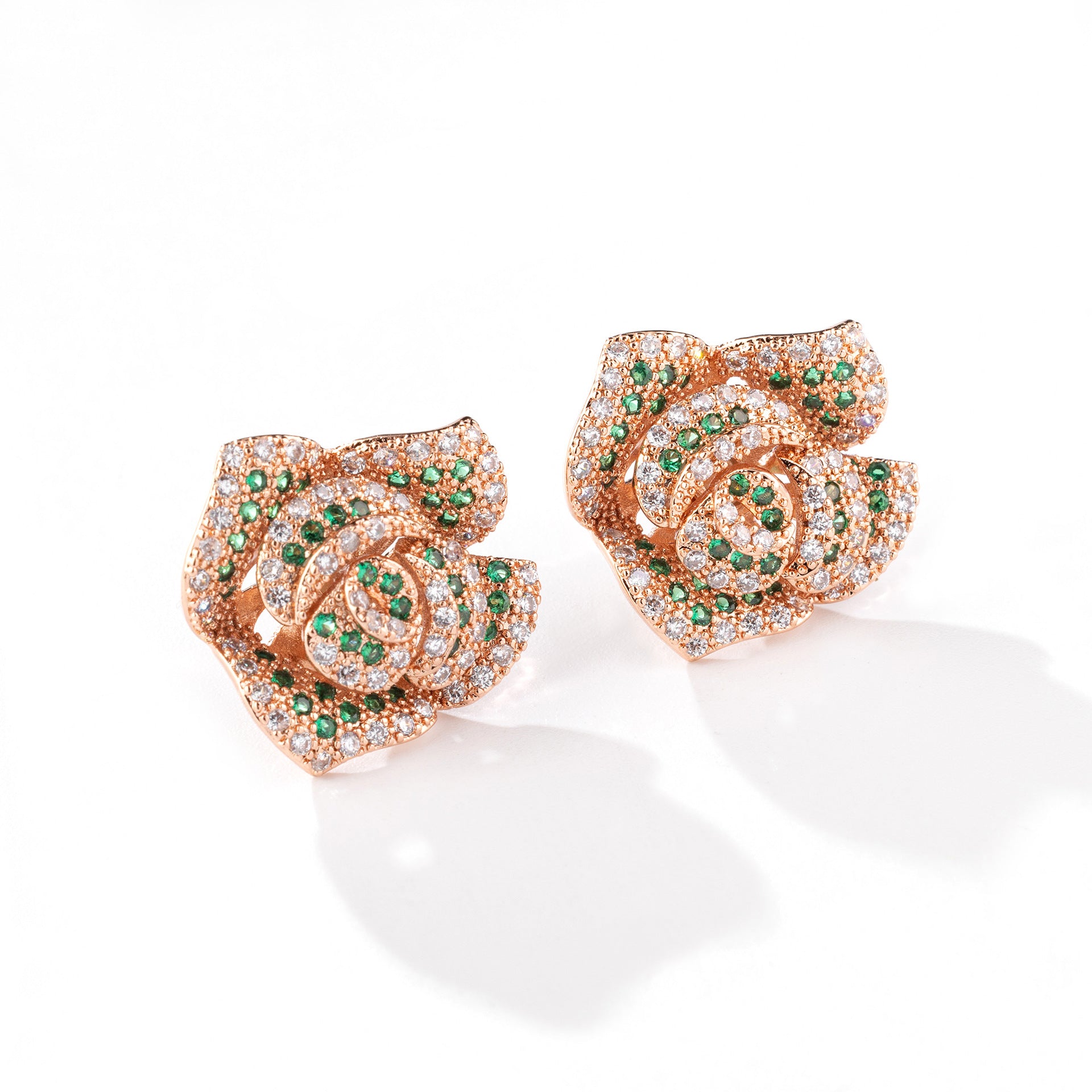 Boucles d'oreilles clous roses ajourées tridimensionnelles en or rose pour femmes