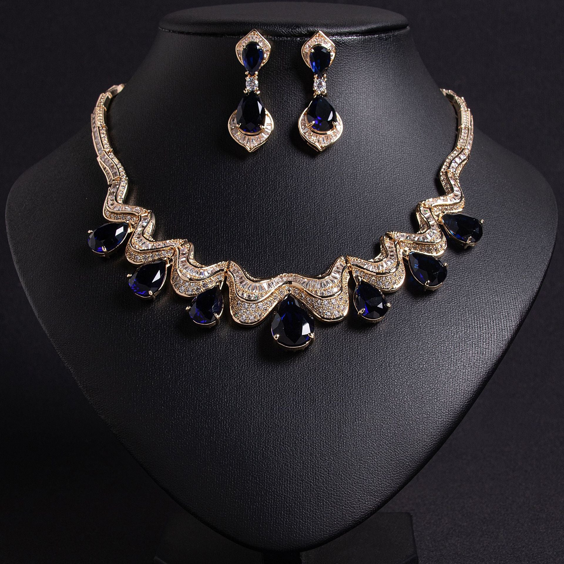 Parure de collier plastron élégante avec cristaux d'émeraude et vagues